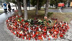 Sví�ky na míst� st�elby p�ed restaurací Dru�ba v Uherském Brod�.
