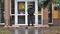 Policie hlídá vchod do restaurace Dru�ba v Uherském Brod�, kde úto�ník...