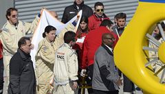 Dokto�i zakrývají Fernanda Alonsa. jen� m�l p�i testech na okruhu v Barcelon�...