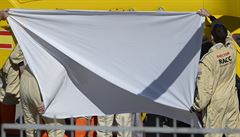 Dokto�i zakrývají Fernanda Alonsa. jen� m�l p�i testech na okruhu v Barcelon�...