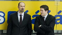 Trenér Slavie Josef Beránek (vzadu vlevo) a jeho asistent Jan Srdínko.