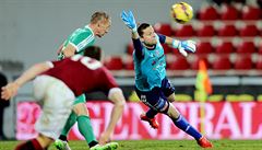 TO ZVLÁDNU. P�íbramský branká� Marek Bohá� se vrhá po mí�i.
