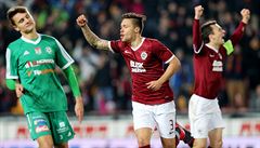Václav Kadlec (uprosted) a David Lafata slaví gól Sparty.