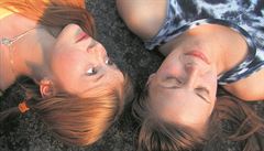 Marie Dole�alová (vlevo) ve filmu Pusinky.