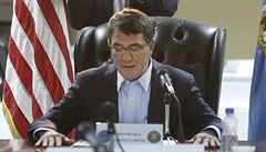 Americký ministr obrany Ash Carter (uprost�ed) v Kuvajtu.