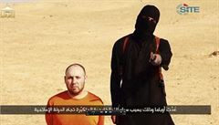 D�ihádista John se svou ob�tí, americkým noviná�em Stevenem Sotloffem.