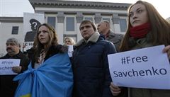 Demonstrace za proputní Nadi Savenkové ped ruskou ambasádou v Kyjev. Vlevo...