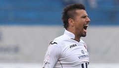 Úto�ník Baníku Milan Baro� se raduje z gólu