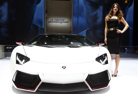 Modelka pzujc vedle modelu Lamborghini Aventador LP 700-4 bhem tradinho...