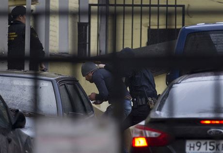 Policie pedvd podezel z vrady Borise Nmcova k soudu v Moskv.