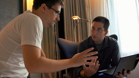 Pite si. Edward Snowden v hongkongském hotelovém pokoji seznamuje Glenna...