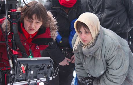 Aneta Langerov (vpravo) s reisrkou Martou Novkovou pi naten filmu 8...