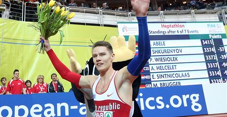 Pavel Maslák oslavuje zlatou medaili z halového ME v Praze.
