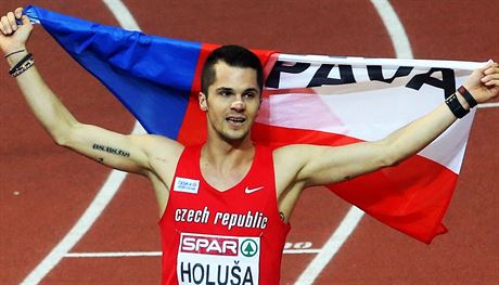 Jakub Holua se raduje ze zlaté medaile.