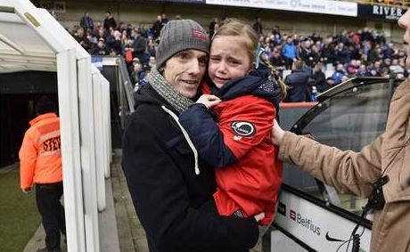 Lorenzo Schoonbaert se svou dcerou na posledním zápase v ivot.