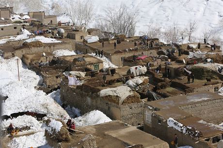 Pdy lavin v Afghnistnu: Vesniani stoj na stechch, zem je zavalen snhem