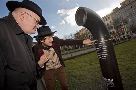 Poeziomat si v pondl prohldl tak ministr kultury Daniel Herman.