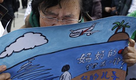 Wang Guohui, matka pasaéra letu MH370, bhem shromádní v ínském Yonghegong...