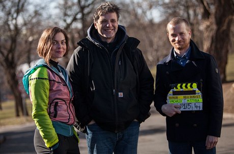 Režisér Vladimír Michálek (uprostřed) s Matějem Hádkem a Evou Leimbergerovou.
