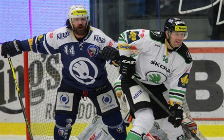 Plzeský Ryan Hollweg (vlevo) v souboji ped boleslavskou brankou.