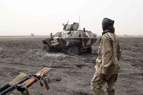 Ofenziva proti Boko Haram. adský voják prochází kolem oputného obrnného...
