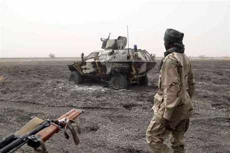 Ofenziva proti Boko Haram. �adský voják prochází kolem opu�t�ného obrn�ného...
