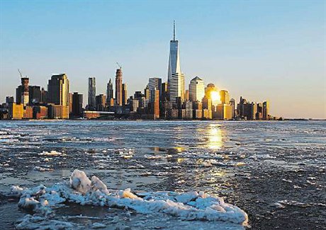 Zmnné panorama dolní ásti Manhattanu s novou dominantou, budovou WTC 1...