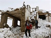 Afghántí peiví pracují na domech zniených lavinami.