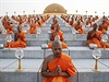 Buddhistití mnii se modlí bhem velkolepých náboenských obad v Thajsku.