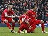 Philippe Coutinho (uprosted) slaví gól se spoluhrái z Liverpoolu Martinem...