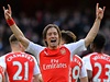 Tomá� Rosický slaví se spoluhrá�i z Arsenalu sv�j gól proti Evertonu.