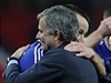 John Terry se objímá s trenérem Jose Mourinhem.