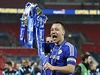 Kapitán Chelsea John Terry se raduje s trofejí pro vítze Ligového poháru.