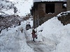 Pády lavin v Afghánistánu: Holika s lopatami