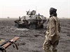 Ofenziva proti Boko Haram. adský voják prochází kolem oputného obrnného...
