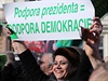 Transparent podporující Zemanovo konání ve funkci prezidenta.