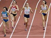 Bh na 400 metr ovládla Ukrajinka Natalija Pyhydová (vlevo). Na záda jí...