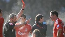 Kyrgiakos z Liverpoolu vidí červenou kartu za faul na Fellainiho, přestože sám byl krvavě zraněn.