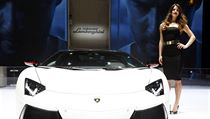 Modelka pzujc vedle modelu Lamborghini Aventador LP 700-4 bhem tradinho...