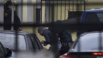 Policie předvádí podezřelé z vraždy Borise Němcova k soudu v Moskvě.