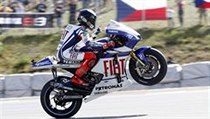 Zvod ve td MotoGP v Brn na Masarykov okruhu zvtzil opt Jorge Lorenzo (s slem 99) Valentino Rossi s slem 46 skonil na 5 mst. 