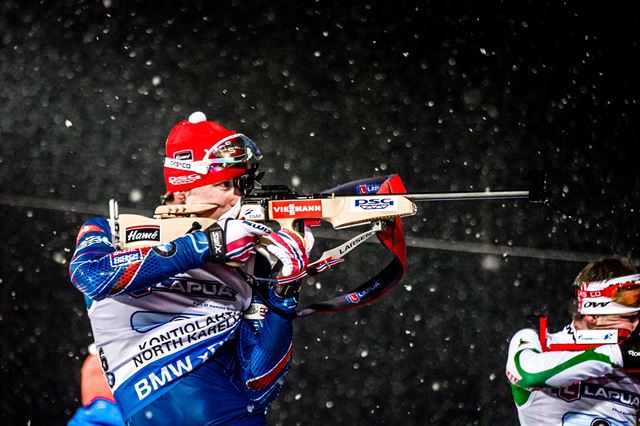 Michal lesingr na stílí na poloce ve stoje.