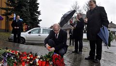 Zapálením sví�ky a polo�ením kv�tin uctil premiér Bohuslav Sobotka 2. b�ezna v...