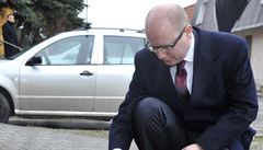 Zapálením sví�ky a polo�ením kv�tin uctil premiér Bohuslav Sobotka 2. b�ezna v...