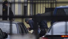 Policie pedvádí podezelé z vrady Borise Nmcova k soudu v Moskv.