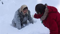 Aneta Langerová (vlevo) s re�isérkou Martou Novákovou p�i natá�ení.