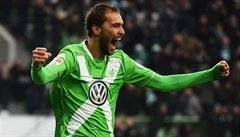 Útočník Wolfsburgu Bas Dost v bundeslize září.