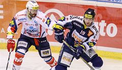 Petr áslava z Pardubic (vlevo) a Michal Hlinka z Vítkovic.
