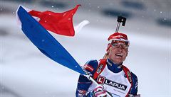 Ondej Moravec projídí cílem na prvním míst s eskou vlajkou.