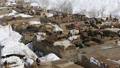 Pády lavin v Afghánistánu: Vesni�ani stojí na st�echách, zem je zavalená sn�hem